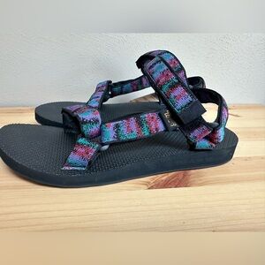 Teva Original Universal Sandals in Color Rhubarb. Size Women’s 8z